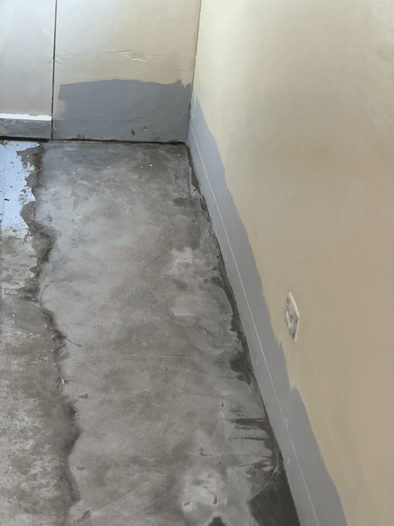Negative pressure membrane coating the floor and wall base